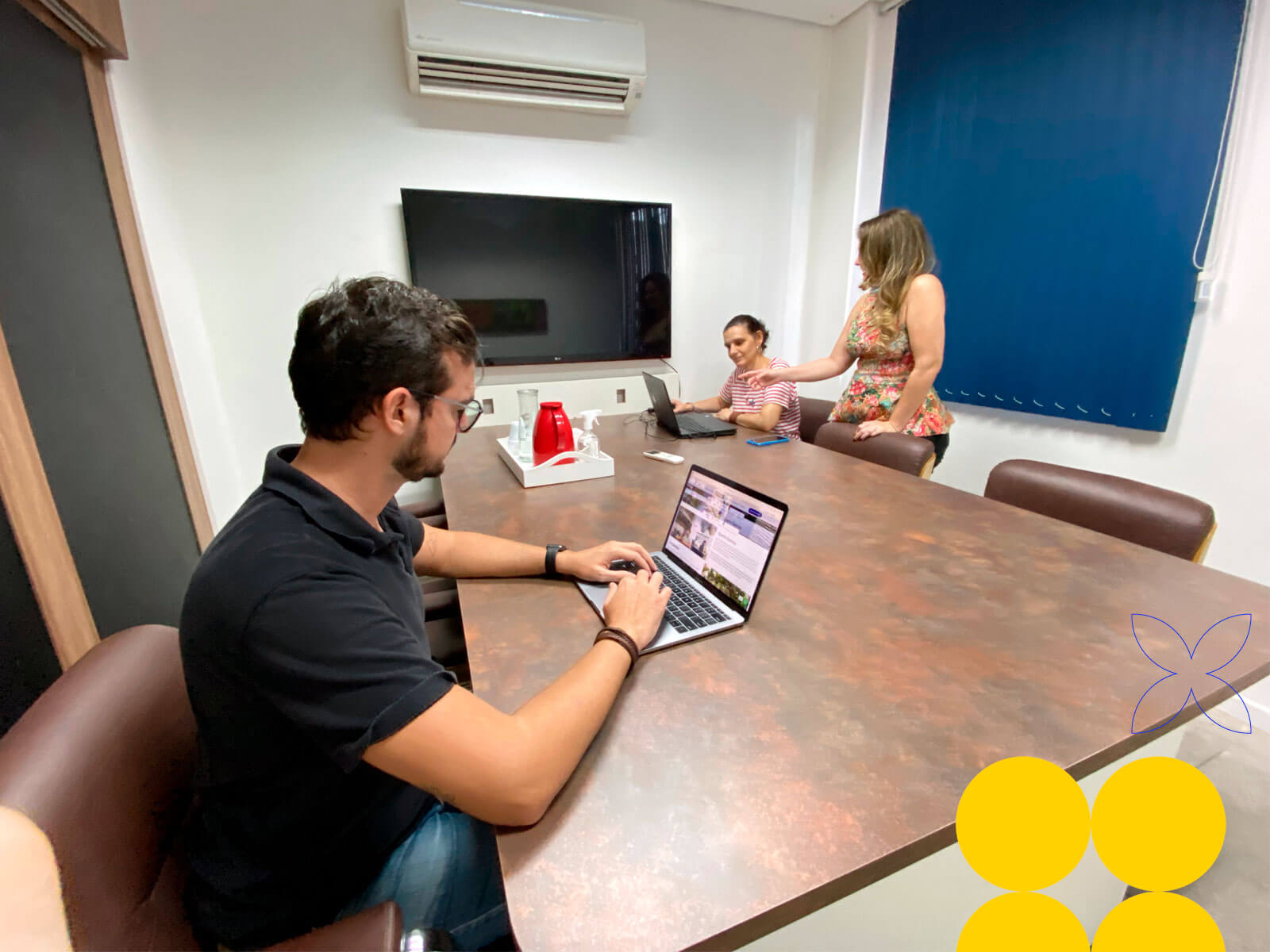 Hg+---site-sede-sky-sala-reuniao